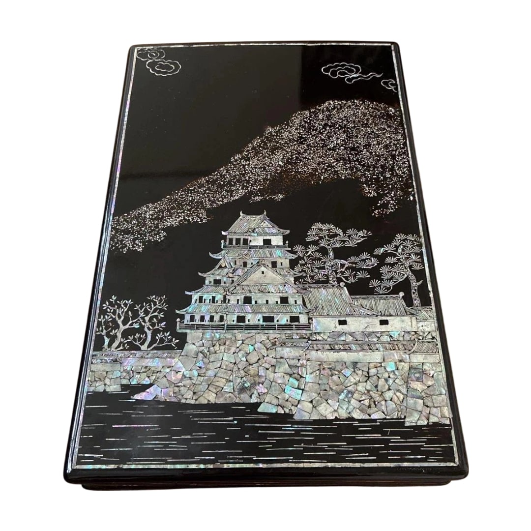 Hagi Castle (Shizuki Castle) Mori Family Crest Inlaid Lacquerware Inkstone Box: A heavy inkstone box crafted by Kozan, featuring a black lacquered ground with exquisite raden (mother-of-pearl inlay) depicting a castle and pine trees.This item has been well-preserved. The