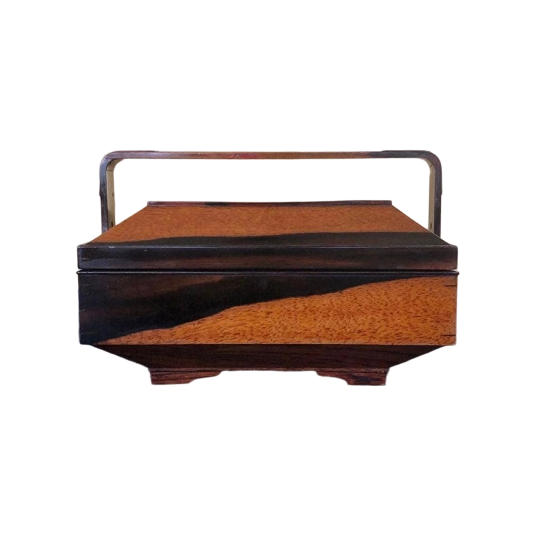 Black Persimmon with Red Lacquer Interior Portable Square Confectionery Box Shokuro Shokuro: Black Persimmon with Red Lacquer Interior Portable Square Confectionery Box, ShokuroSome wear, but no significant damage.Dimensions Approximately 17.4 cm square x height approximately 8.8 cm