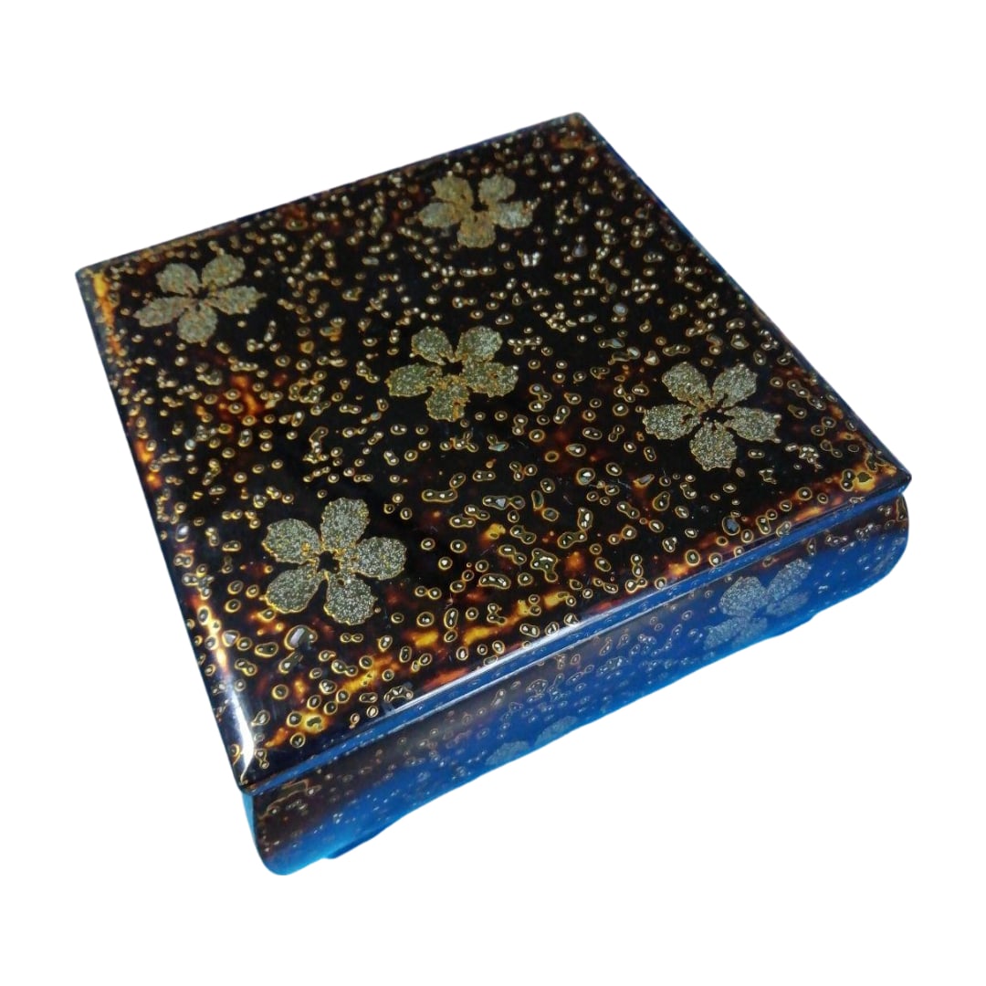 Wakasa-nuri Raden Saiku Sakura no Kashibachi Kinpaku Kai Mokusei Koto Dento Kogeihin: The lid measures approximately 14 centimeters square, presenting a box shape expanding outward from the base. It is presumed to be a work from the early Showa period. The decoration employs abalone