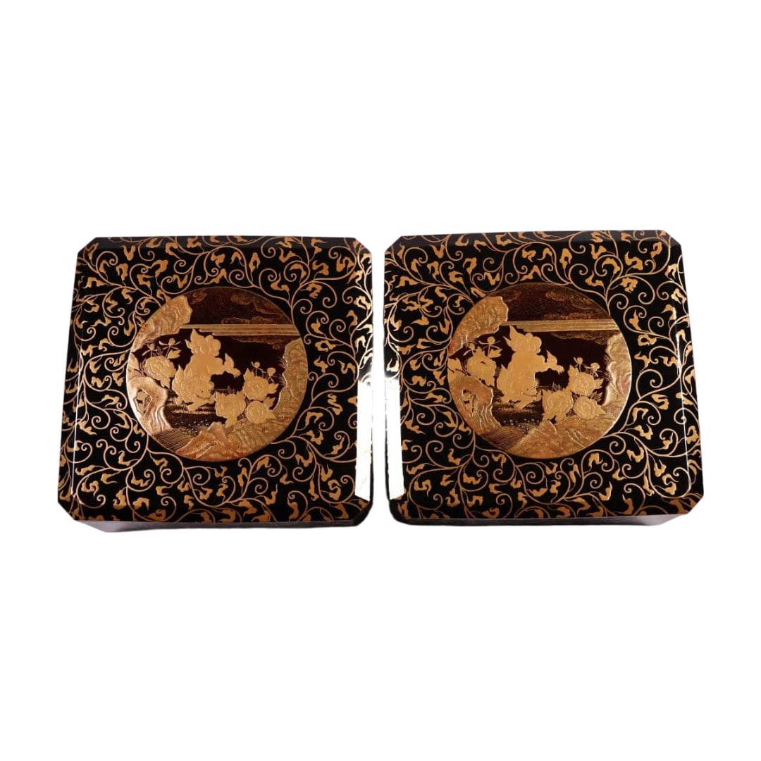 Kaga Maki-e Shishi Botan Karakusa Kin Maki-e Manjubako Pair: Kaga Maki-e Lion and Peony Arabesque Gold Maki-e Manju Box Pair with Wooden BoxExcluding the tea whisk, all items shown in the photograph are included.Dimensions: Height approximately 12.5 cm, Width