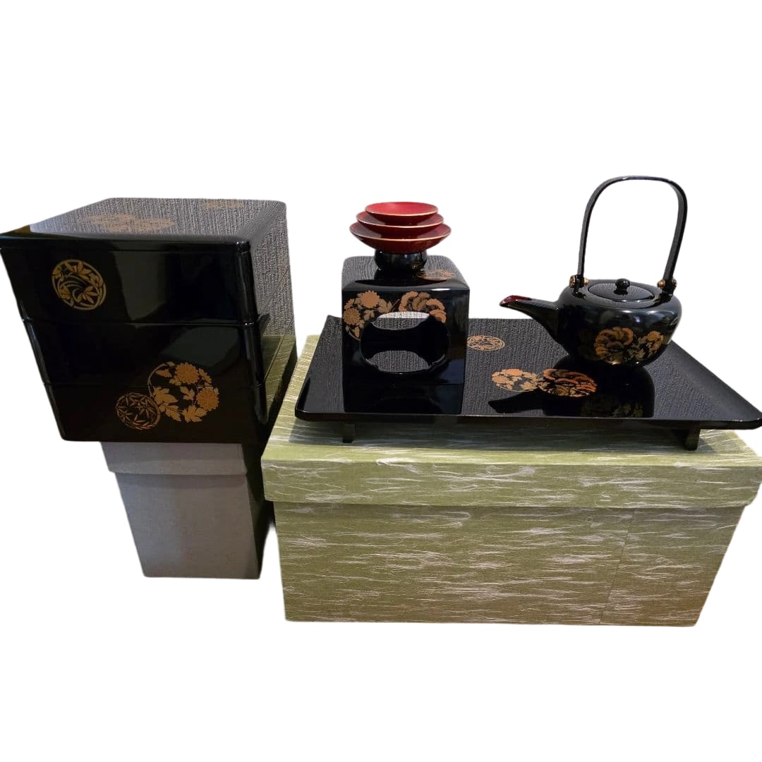 Aizu Lacquerware Toso Set Three-tiered Jubako: The jubako is unused. Aizu lacquerware Toso set, three-tiered jubako Set contents: Toso set, jubako, tray Material: Lacquerware Color: Black, red Design: Floral pattern decoration