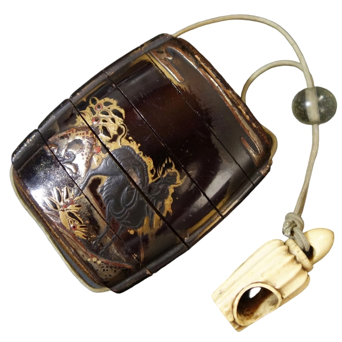 Kirin Painting Inro with High Maki-e / Pagoda Netsuke: The inro is adorned with patterns of qilin, rocks, flowers, and clouds, meticulously depicted using the takamaki-e technique.Takamaki-e is a lacquer art technique where patterns are raised using