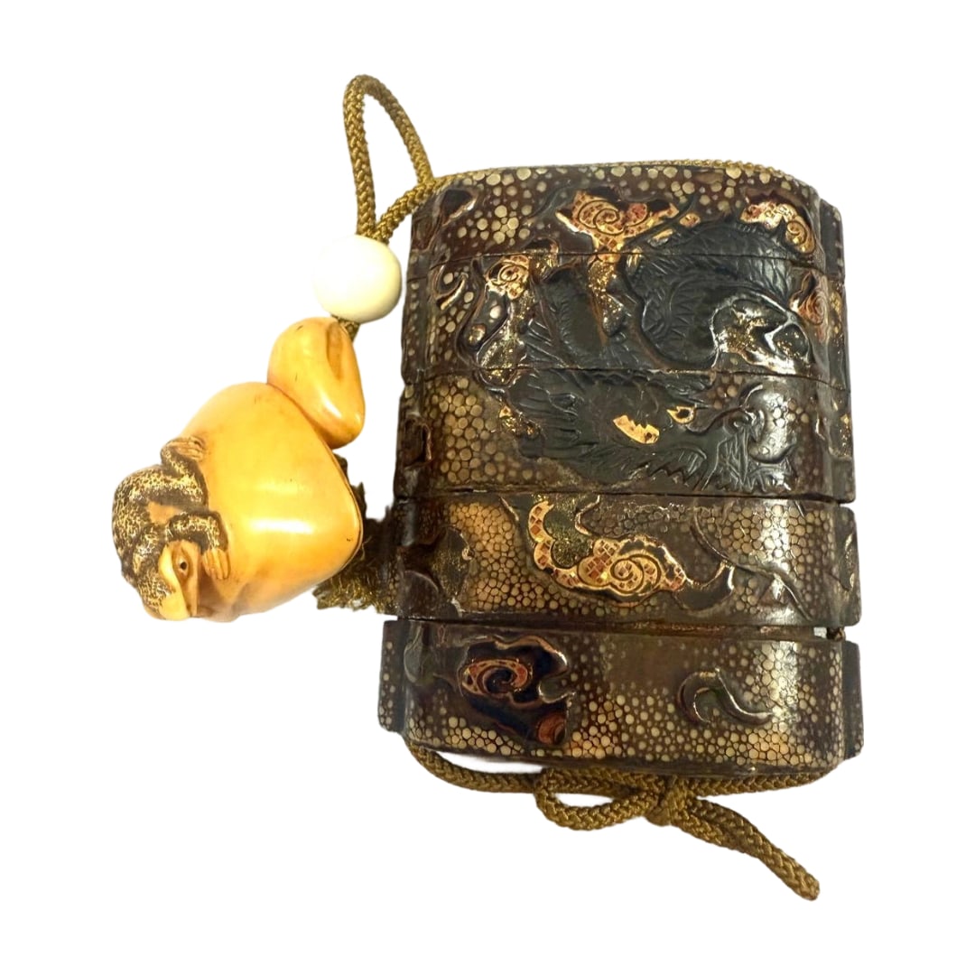 Yunryu Takamaki-e Inro Netsuke Kaeru: Yunryu Takamaki-e Inro 8 x 6 cmNetsuke 4 cmDue to its antiquity, there are slight stains and scratches, but the condition is not poor.