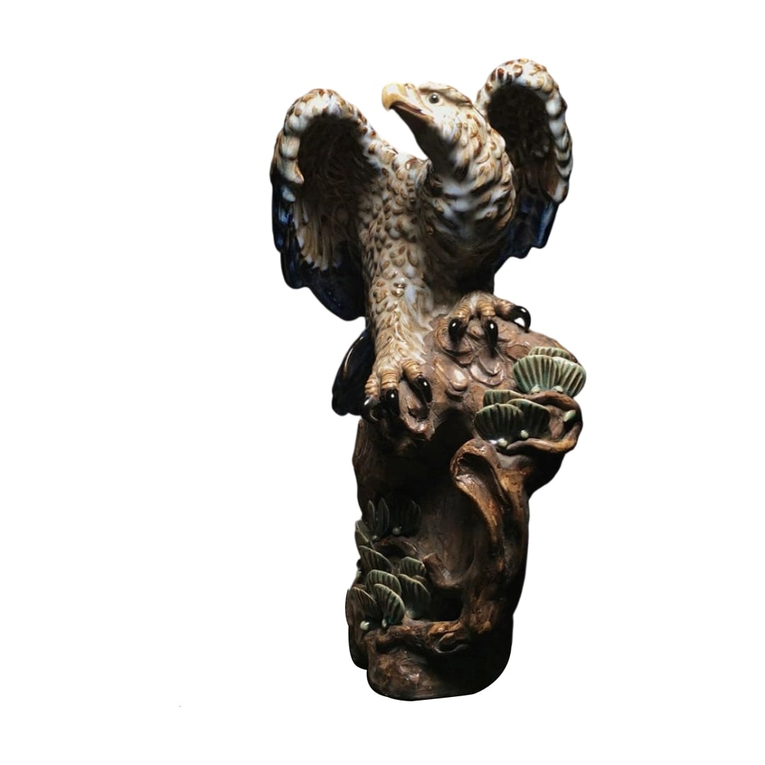 Ancient Pottery, Eagle, Interior Decoration, Antique Art: The eagle on this ceramic piece is remarkably lifelike, with an elegant and beautiful expression, and its form is a unique work of art. It harmonizes seamlessly in any space, possessing a value that