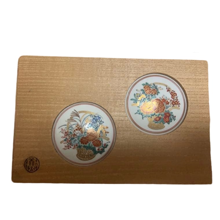 Yongle Shingo (Goro) (i.e., Zen) Ceramic Wall Decorations, Set of 2: Work by the 16th Generation Eiraku Zen-goro Ceramic Wall Decoration, with Dedicated BoxType: CeramicDesign: Vase and Flower PatternQuantity: Set of 2Condition: Signs of UseAccessories: With Dedicated