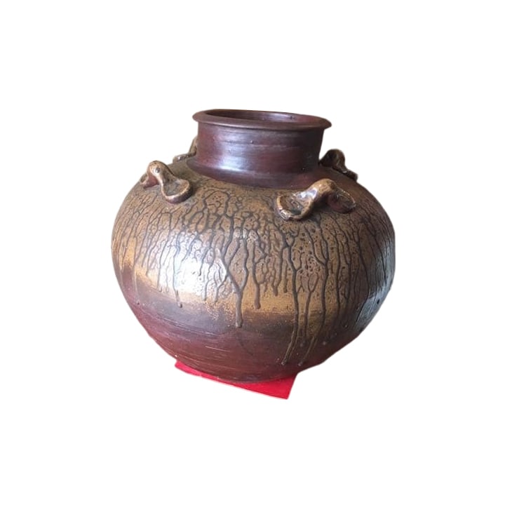 Large Jar, Bizen Ware: Large Jar, Bizen Ware. This is a work of art (ceramic). The consignor purchased it 15 years ago at a shop in Bizen City, Okayama Prefecture. A dedicated base will also be included. To give you an