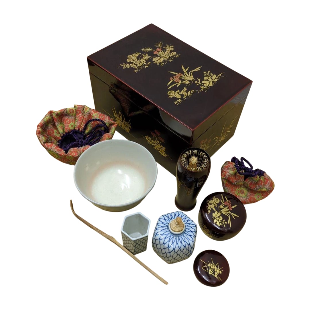 Tea Ceremony Set, Tea Box, Maki-e Lacquerware, Floral Motif, Tea Bowl: Tea Ceremony Set: Tea Box, Makie Lacquerware, Floral Design, Tea BowlTea Box Dimensions: 21.5 cm x 14.8 cm Height: 12.8 cmNo damage, no chips, in good condition No wear, no fading, well-preserved