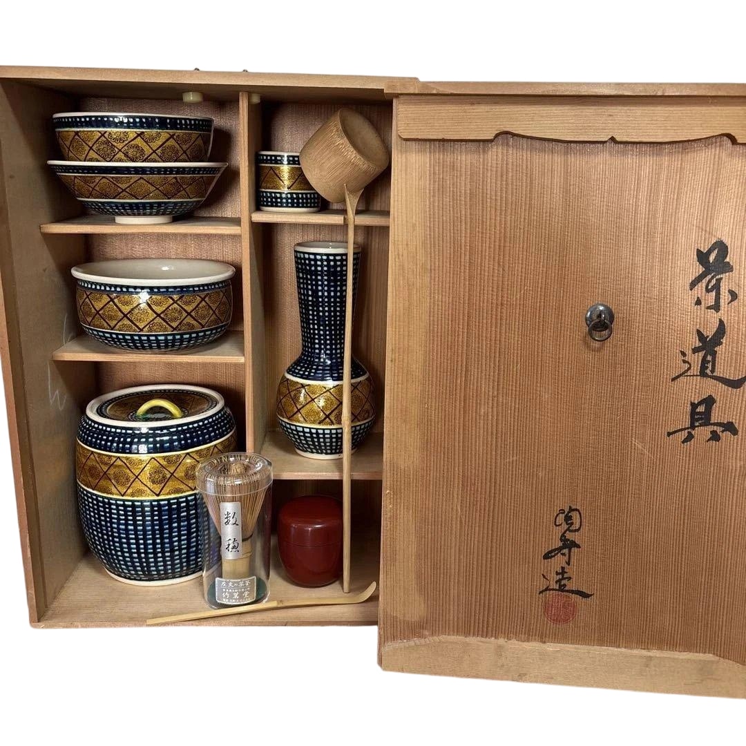 Tea Ceremony Set with Tomobako, Kutani Ware, Made by Toju, 11 Pieces: Tea Ceremony Utensil Set, 11 PiecesThe Kutani ware with gold decoration is luxurious. Although unused, it has been stored for a long time, hence listed as "near unused."The handle was broken during