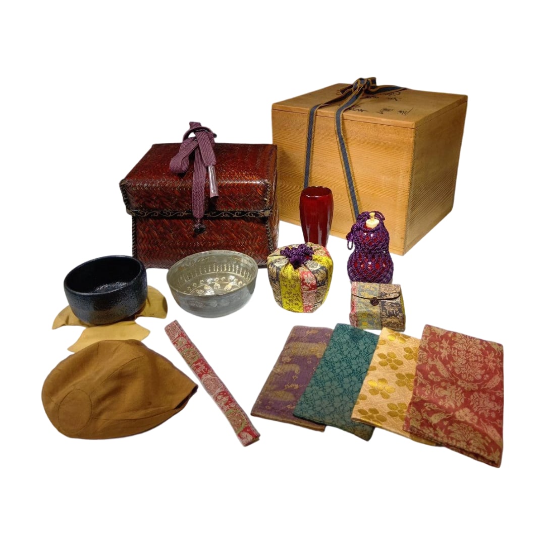 Tea ceremony utensils, Gosho basket set, with tomobako.: This is a set of tea ceremony utensils in a Gosho basket. Although there are no obvious damages, there are slight stains on the fabric and other areas.