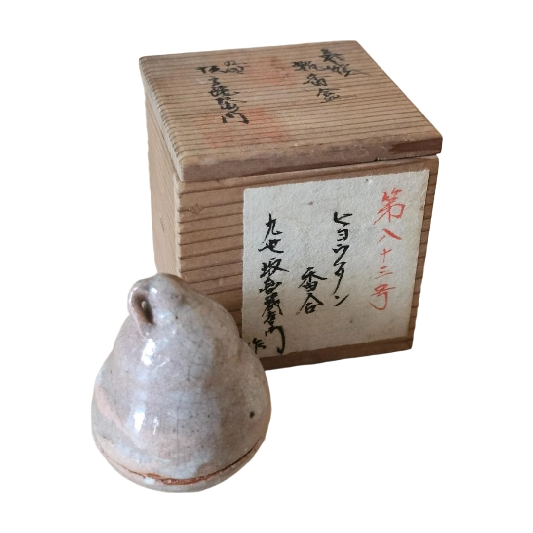 Hagi Ware by the Ninth Generation Sakakura Shinbei, Gourd-Shaped Incense Container, Accompanied by: This work is a gourd-shaped incense container crafted by the ninth-generation master of the distinguished Hagi ware Sakakura family, Sakakura Shinbei. The soft Hagi glaze and the pleasing tactile