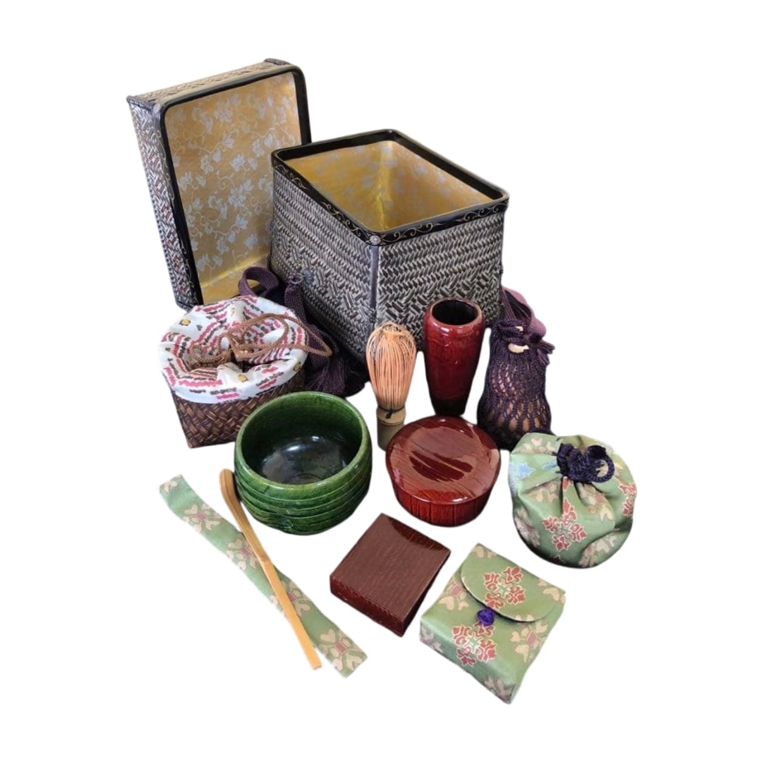 Tea utensils with maki-e decoration, Goshobako, signed. Accompanied by tea utensils and shifuku (1 of 13)