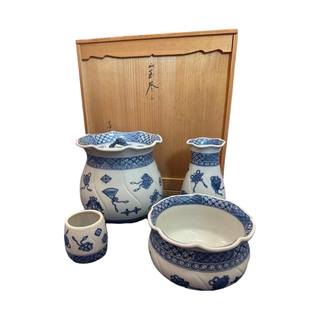 Tea utensils, Blue and White Shonzui with Auspicious Treasures, created by Ishizaki Eiji.: Chadogu Sometsuke Shonzui Takara-zukushi Minagu Ishizaki Eiji saku