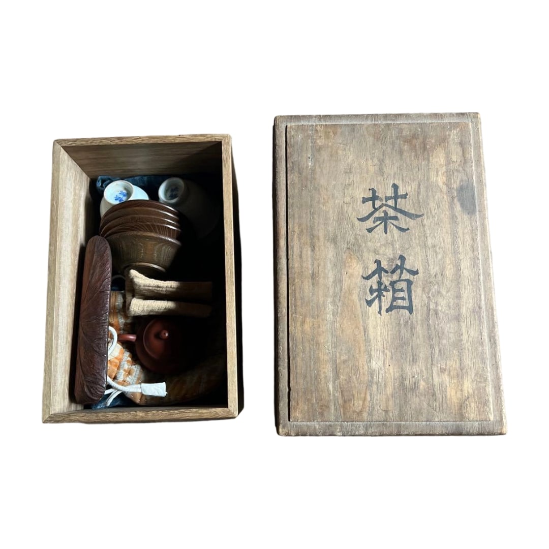 Tea caddy, zhuni teapot, sencha bowl, tea saucer, tea scoop, etc.: Tea Box and Contents (Zhuni Teapot, Teapot Pouch, Sencha Bowl, Tea Saucer, Tea Scoop, Small Plate, Antique Fabric) Offered Together.Tea Box Dimensions (Exterior): Width 16.5x25cm Height 15cmTeapot