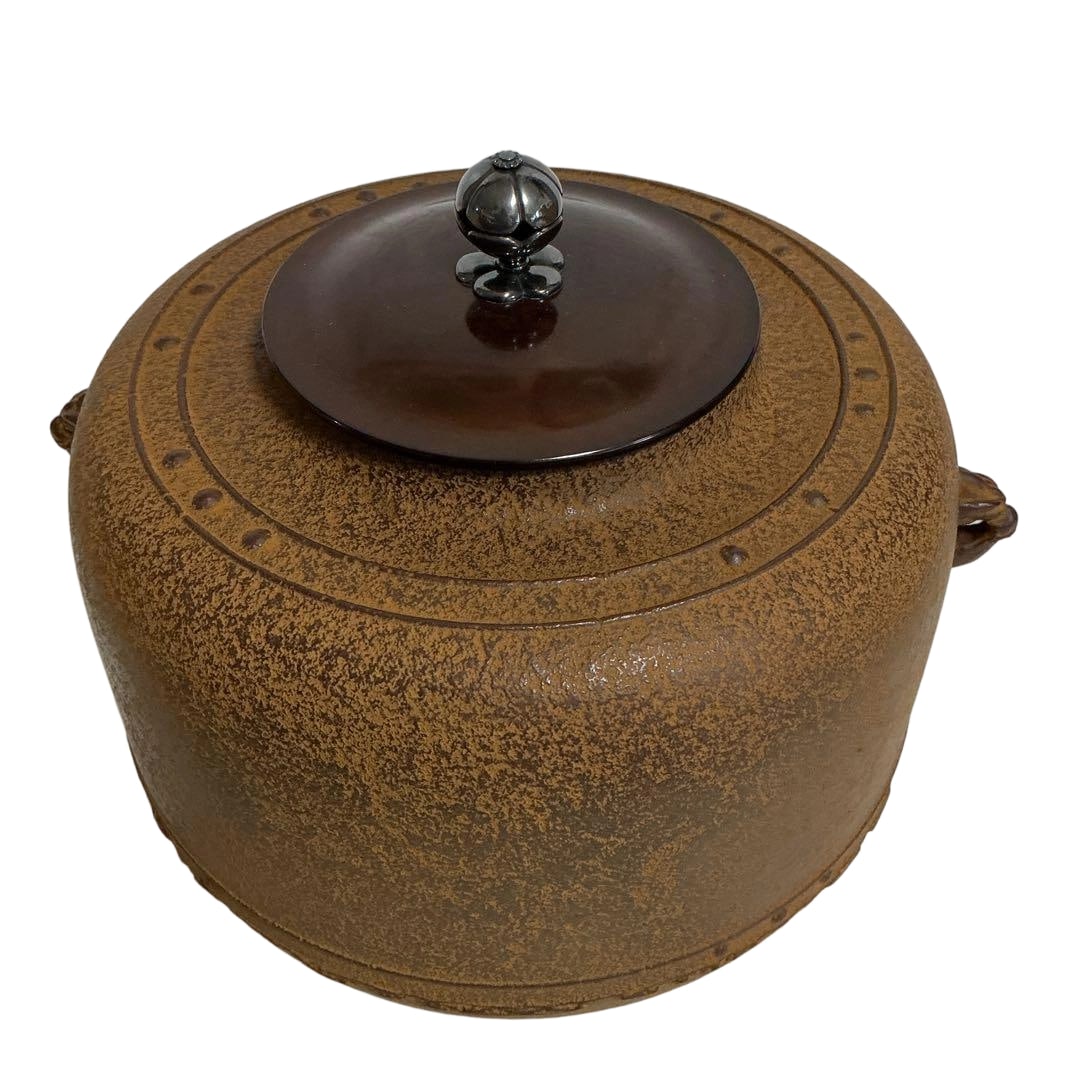 Brand new and unused brown ceramic round tea kettle, with lid and decoration.: Brand new and unused brown ceramic round tea kettle, with lid and decoration.Color: Brown Material: Ceramic Shape: Round Features: With lid, decorated Accessories: Dedicated box