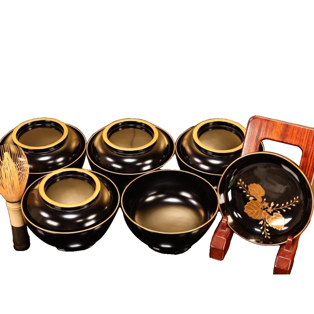 Wajima-nuri, with a robust base, crafted by Morioka Shogoro. Gold-rimmed, with floral gold maki-e: Wajima-nuri lacquerware, with a robust base, crafted by (Morioka Shogoro). Rimmed with gold, featuring floral gold maki-e design bowls, set of five, wooden tea utensils. No burn marks, cracks, chips, 