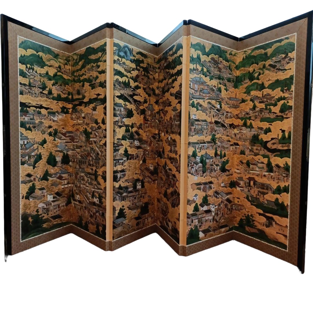 Raku-chu Raku-gai zu Byobu by Kano Eitoku, in the collection of the Hayashibara Museum of Art.: Rinbara Bijutsukan Shozo Rakuchu Rakugai-zu Byobu Kano Eitoku SakuDimensions: Width approximately 197.5 cm x Height approximately 93.5 cm x Thickness approximately 2 cm Weight: Approximately 5.5 kg