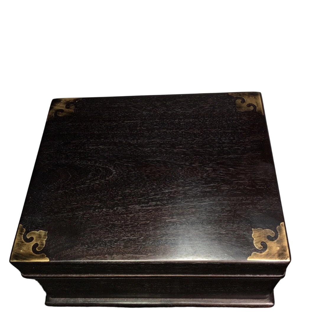 Sandalwood Box with Copper Edges: This sandalwood box features copper edges, showcasing exquisite craftsmanship. The clear golden star cow hair pattern highlights the natural beauty of the material. The box is of moderate size,
