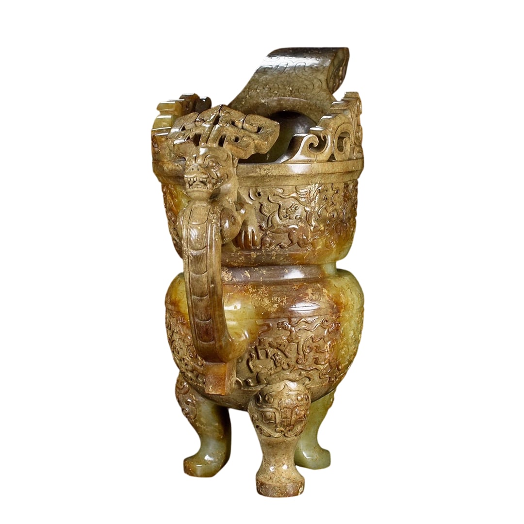 Hetian Jade Red Bird Chilong Jue: This Hetian jade Red Bird Chilong Jue features fine and smooth jade quality with exquisite carving craftsmanship, presenting a majestic form. The entire piece is adorned with hunting motifs, with