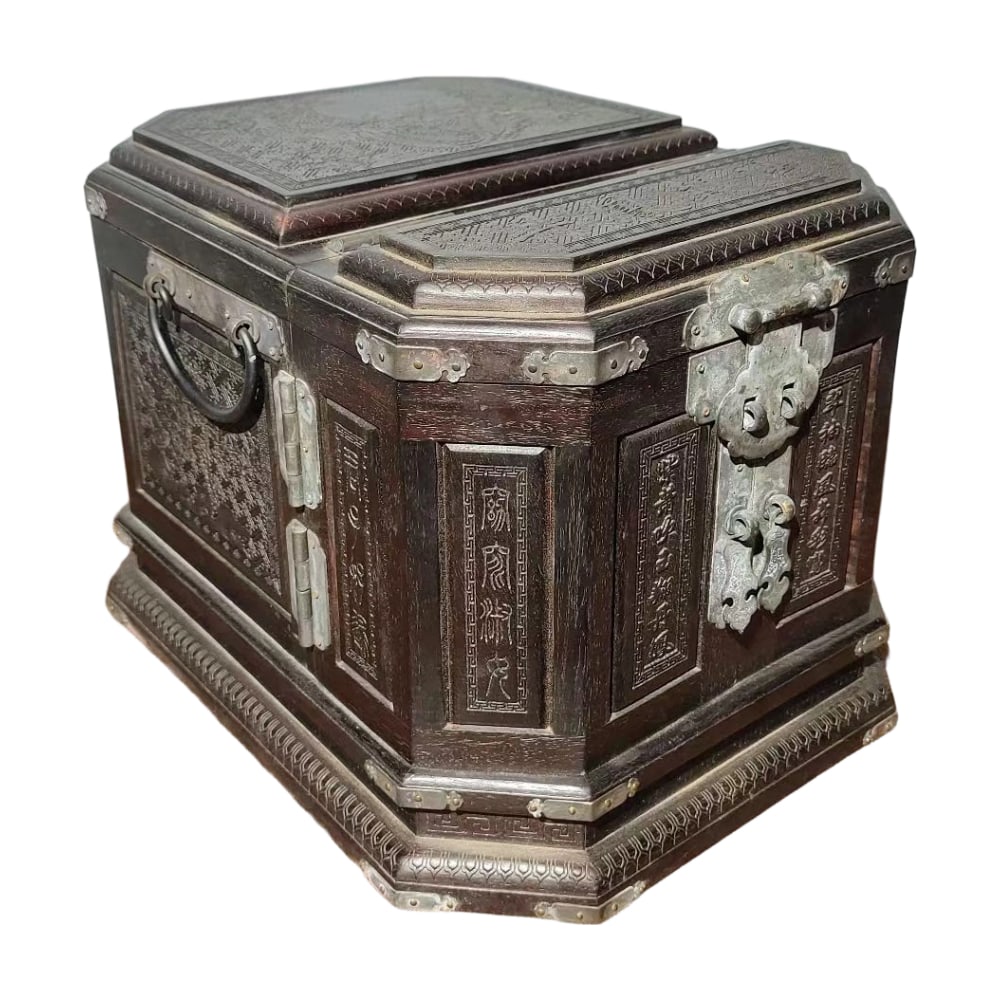Old Rosewood Jewelry Box with Copper Cover and Phoenix Design: This jewelry box is crafted from precious old rosewood, showcasing exquisite handmade craftsmanship. The copper cover design adds a classical charm, while the phoenix motif enhances its elegance.