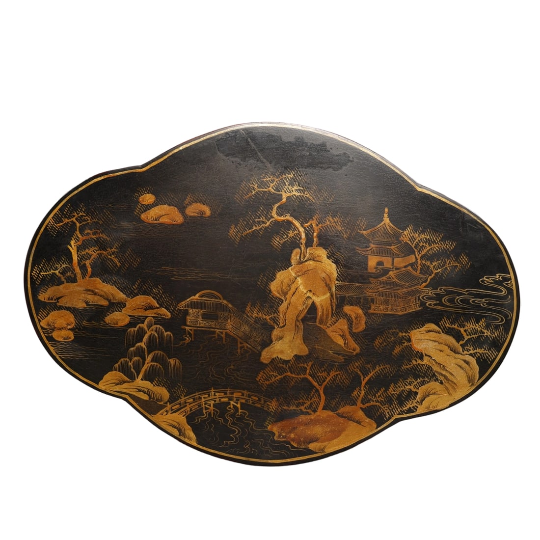 Gold-painted Lacquer Jewelry Box: This gold-painted lacquer jewelry box is based on cloth lacquerware, depicting themes of pavilions and Penglai fairyland. The craftsmanship is exquisite, and the form is elegant, showcasing the