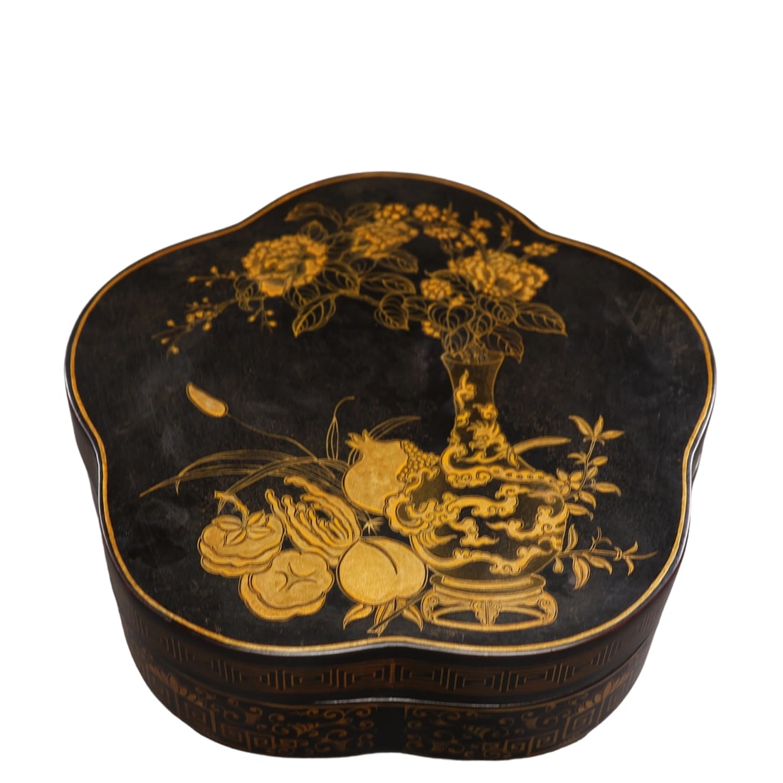Gold-painted Lacquer Jewelry Box: This gold-painted lacquer jewelry box is crafted on a fabric base, featuring a painted design of fortune and longevity. The detailed painting and exquisite craftsmanship highlight the mastery of
