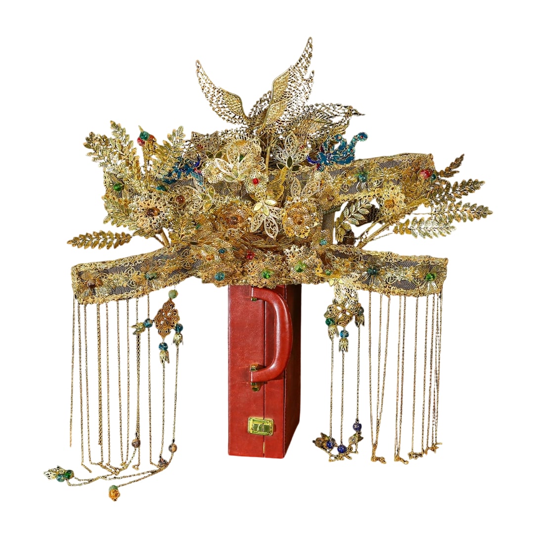 Gilt Copper Handmade Crown: This gilt copper crown is renowned for its exquisite handmade craftsmanship, embodying the essence of traditional techniques. Its gilded surface shines brilliantly under light, exuding a noble aura.