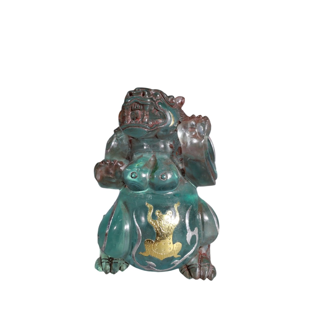 Warring States to Han Dynasty Green Crystal Inlaid Gold and Silver Cloud and Auspicious Beast: This crystal bear ornament is made of green crystal, with exquisite inlaid gold and silver craftsmanship, featuring cloud and auspicious beast patterns, showcasing the superb ancient craftsmanship.