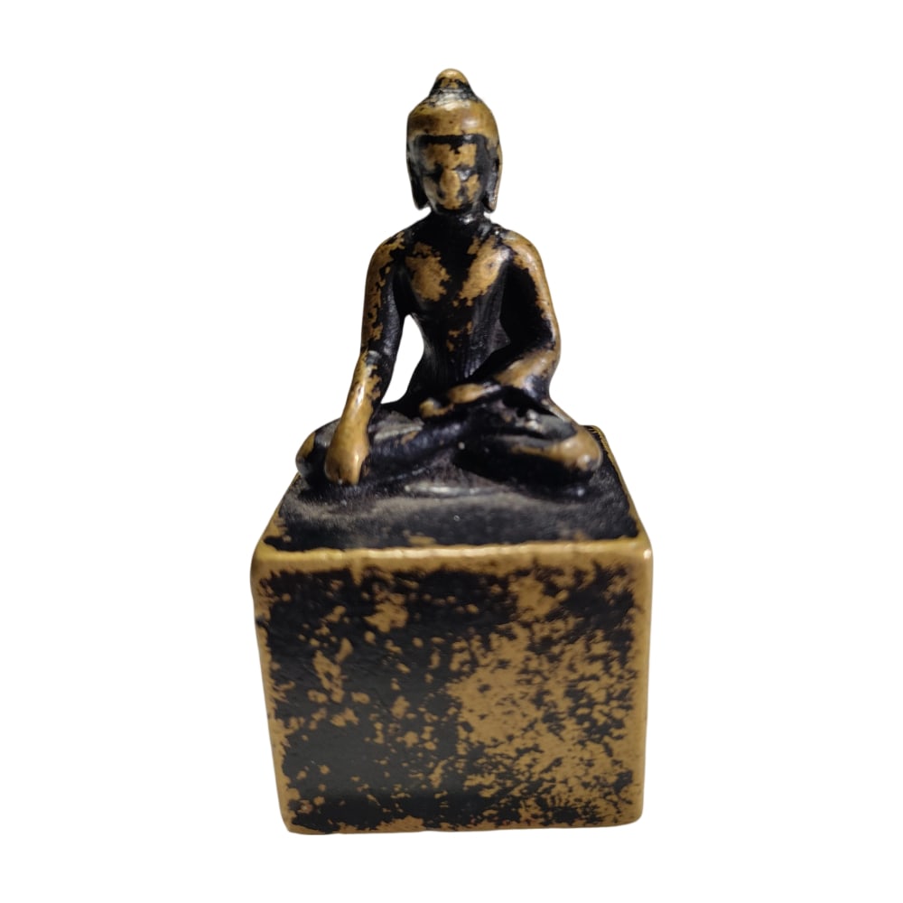 Qing Dynasty Bronze Buddha Seal: This bronze Buddha seal from the Qing Dynasty exhibits a rich patina and exquisite craftsmanship, making it extremely rare. Its enduring Buddha light and excellent preservation make it a complete