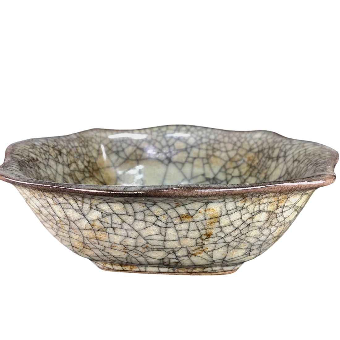Song Dynasty Ge Kiln Fruit Plate: This fruit plate is a Song Dynasty Ge Kiln piece, featuring an elegant patina that reflects its historical charm. Ge Kiln is renowned for its unique crackle glaze, and this plate is a quintessential