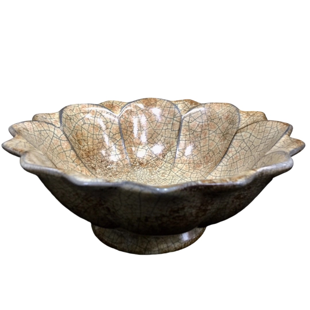 Song Dynasty Ge Kiln Porcelain Bowl with Floral Edge (1 of 10)