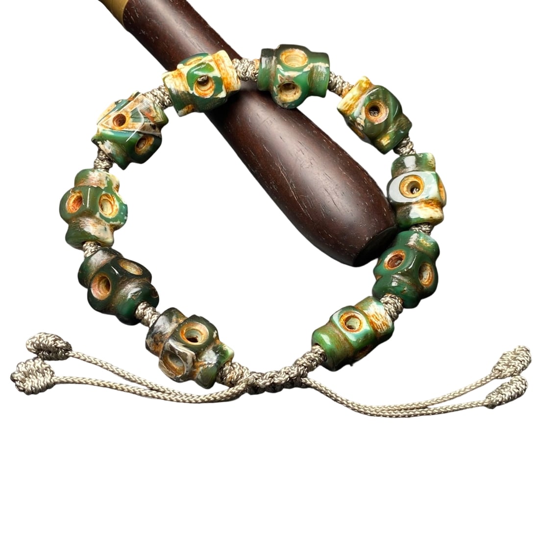 Old agate lucky charm bracelet: This bracelet is made of old agate, showcasing a natural, rustic, and elegant charm. The agate's warm luster and fine texture make it highly collectible. Its auspicious "lulutong" design is suitable