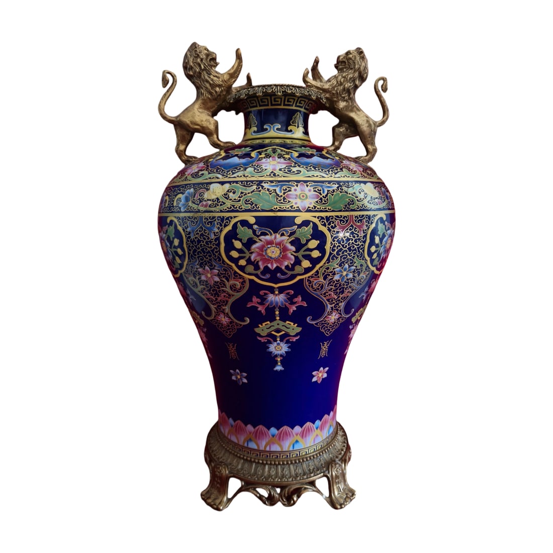 Qing Dynasty Yongzheng Period Inlaid Bronze Vase: This piece, made during the Yongzheng period, is inlaid with bronze. Its shape is regular, its quality is excellent, and it is flawless, showcasing the exquisite craftsmanship of the Qing dynasty.