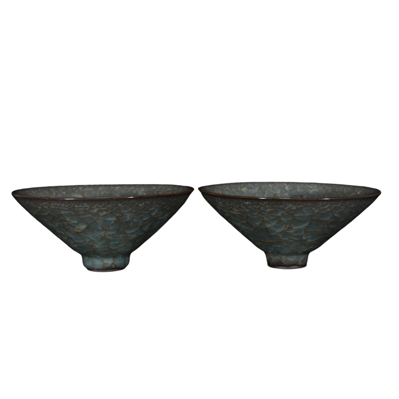 Song Dynasty Guan-style Ice Crackle Glaze Bowl: This bowl exhibits the elegant style of Song Dynasty Guan ware, with a delicate and layered ice crackle glaze, showcasing the superb craftsmanship of ancient porcelain making. Its graceful form and ha