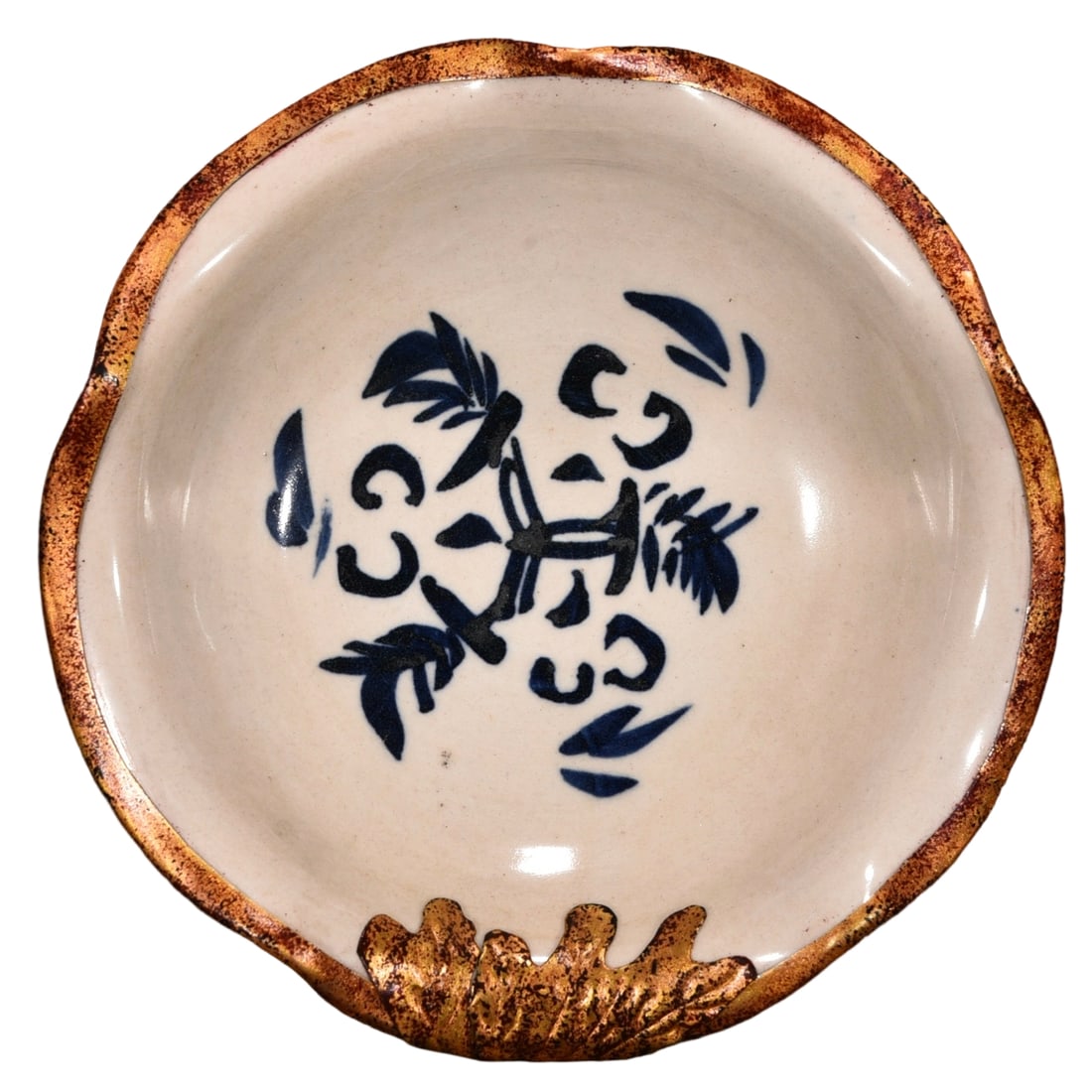 Tang Blue and White Flower Mouth Basin: This blue and white flower mouth basin embodies the elegance and refinement of Tang style. The blue and white patterns are clear, with a unique wrapped mouth design and distinctive flower mouth shape.