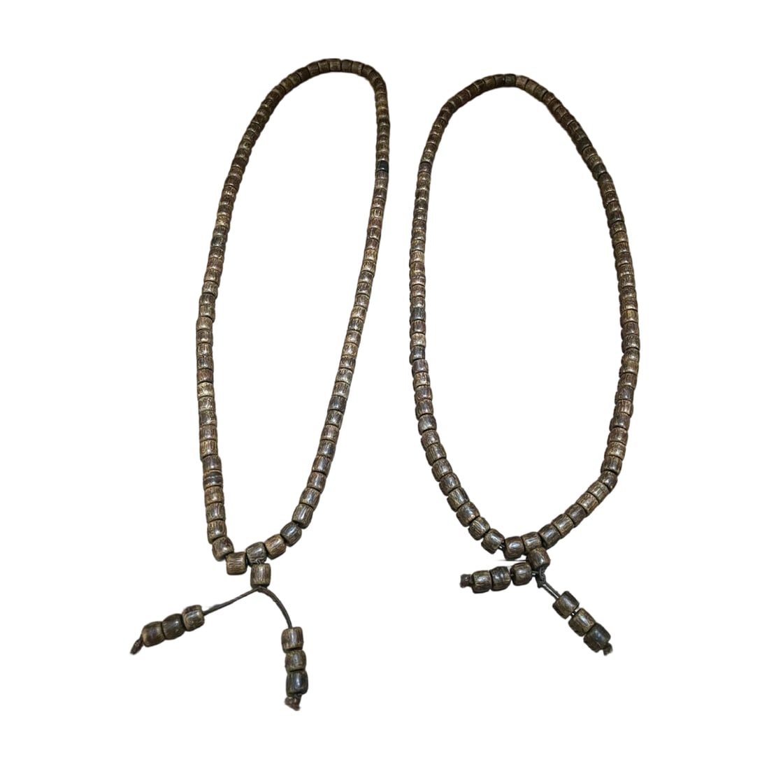 Natural Hainan Old Material Agarwood Beads: This natural Hainan old material agarwood beads feature flake-like oil distribution with dense and smooth black oil. The fragrance is rich in layers, with a spicy yet sweet coolness.The barrel bead