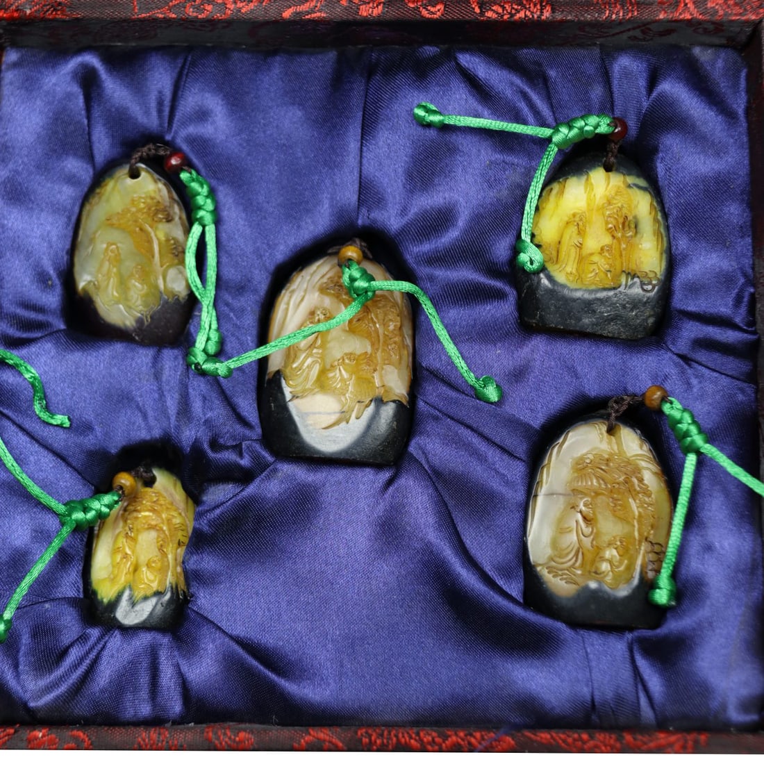 Tianhuang Stone Carved Seal Set: This Tianhuang stone carved seal set was created by seal artist Changshuo in the Yihai year. The stone is translucent with a unique shape. The carving is delicate with a strong oily texture, beautiful