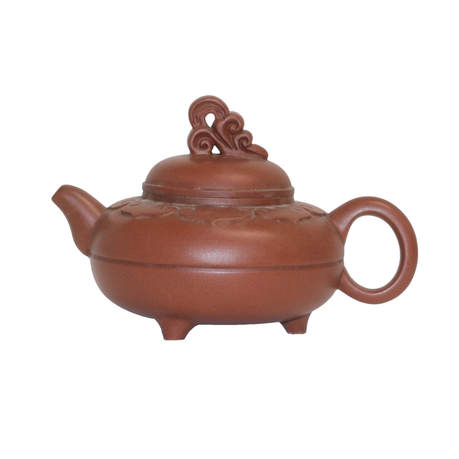 Renowned Zisha artist Jiang Rong's Ruyi-patterned three-legged Zisha teapot: This Zisha teapot, made by Jiang Rong, is crafted from original Zhu Ni clay. Measuring 6cm in length, 4cm in width, and 4cm in height, and weighing 280g, it is a miniature floral-patterned Zisha