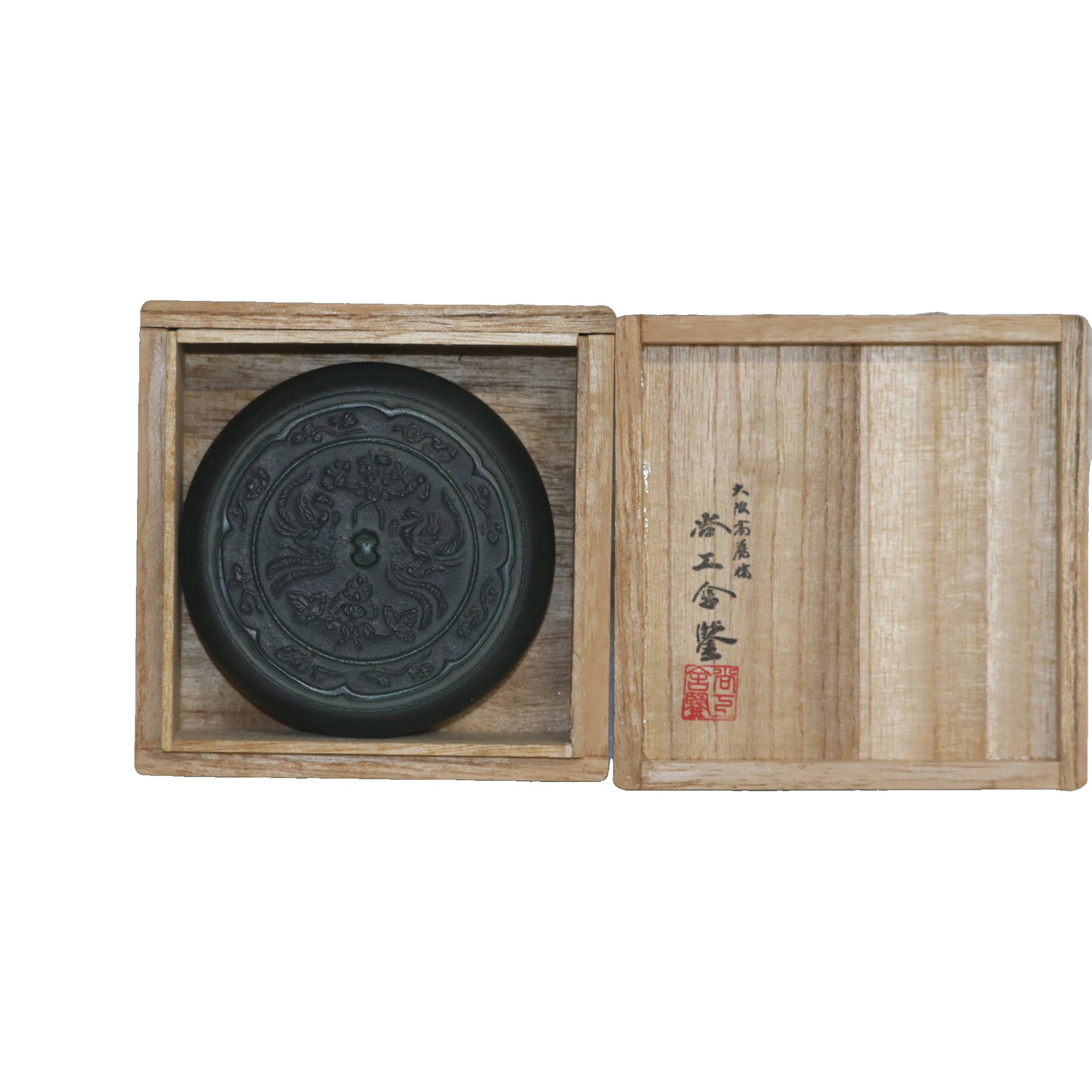 Japanese printing box made in 1977: Formerly owned Japanese ink box, made in 1977. Dimensions: Diameter 8cm, Height 3cm, Weight 295g.