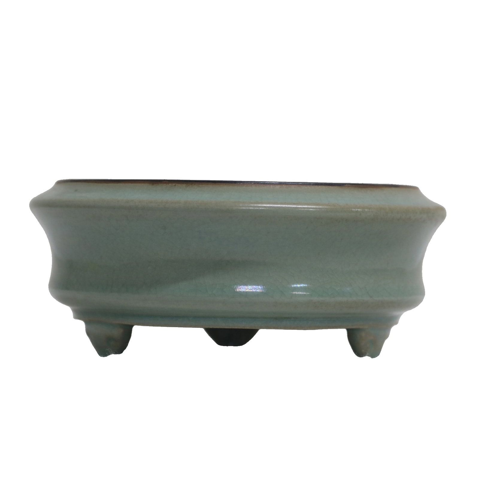 A Song Dynasty Ru ware celadon-glazed tripod washer from Qingliang Temple (with mark): This porcelain piece is a celadon-glazed tripod washer in the Ru ware style of Qingliang Temple. It measures 19cm in diameter, 8cm in height, and weighs 670g. Its elegant shape perfectly embodies the 