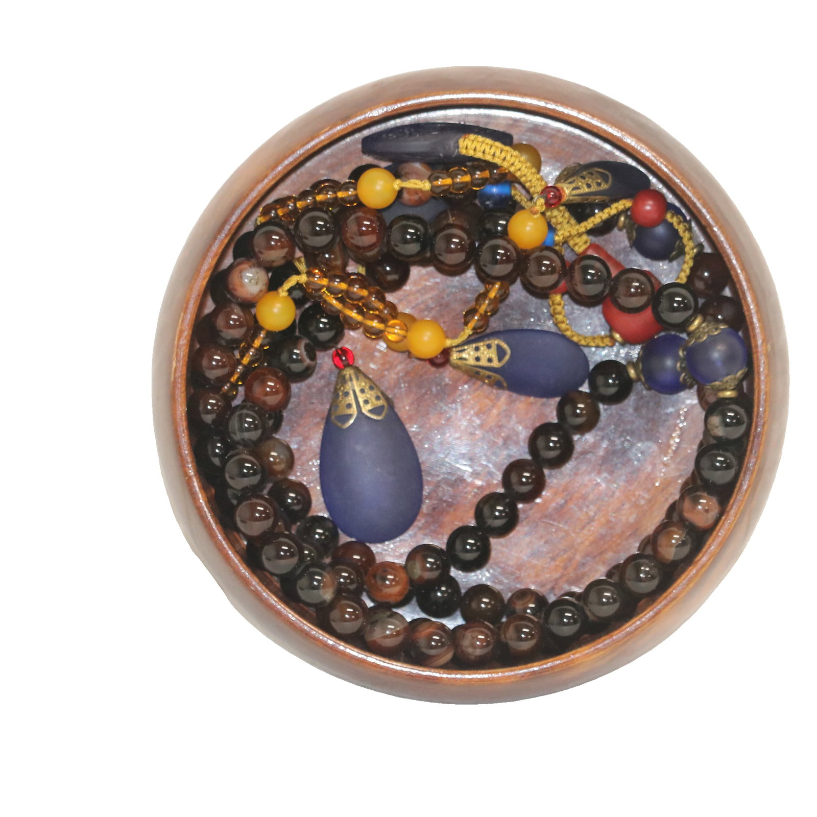 108-bead old agate court bead necklace: This antique agate prayer bead string consists of 108 agate beads of warm, deep color. The main beads are a mix of brownish-red and dark red, with a lustrous patina and a soft, restrained sheen, typic