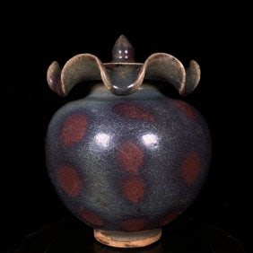 Song Jun kiln lotus leaf covered jar: Song Jun kiln lotus leaf covered jar. Fine workmanship, thick patina, exquisite skin, and appearance as shown in the picture. 17x13cm