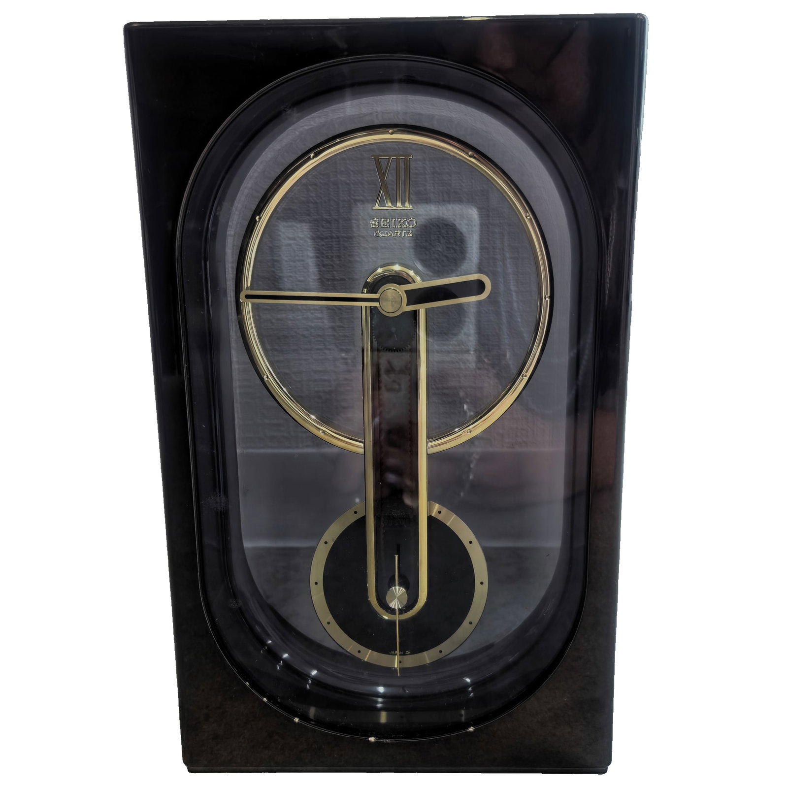 SEIKO Vintage Quartz Table Clock, Retro Modern, Made in Japan: This is a vintage SEIKO quartz mantel clock discovered during the sorting of an old house. The clock features a striking, sophisticated design with a heavy black body and gold-colored indices and fram