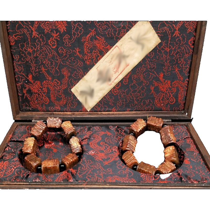 A pair of Qing Dynasty jade bracelets: A pair of Qing Dynasty jade bracelets, each weighing 99g, about 28cm long, 14cm wide, and 8cm high.