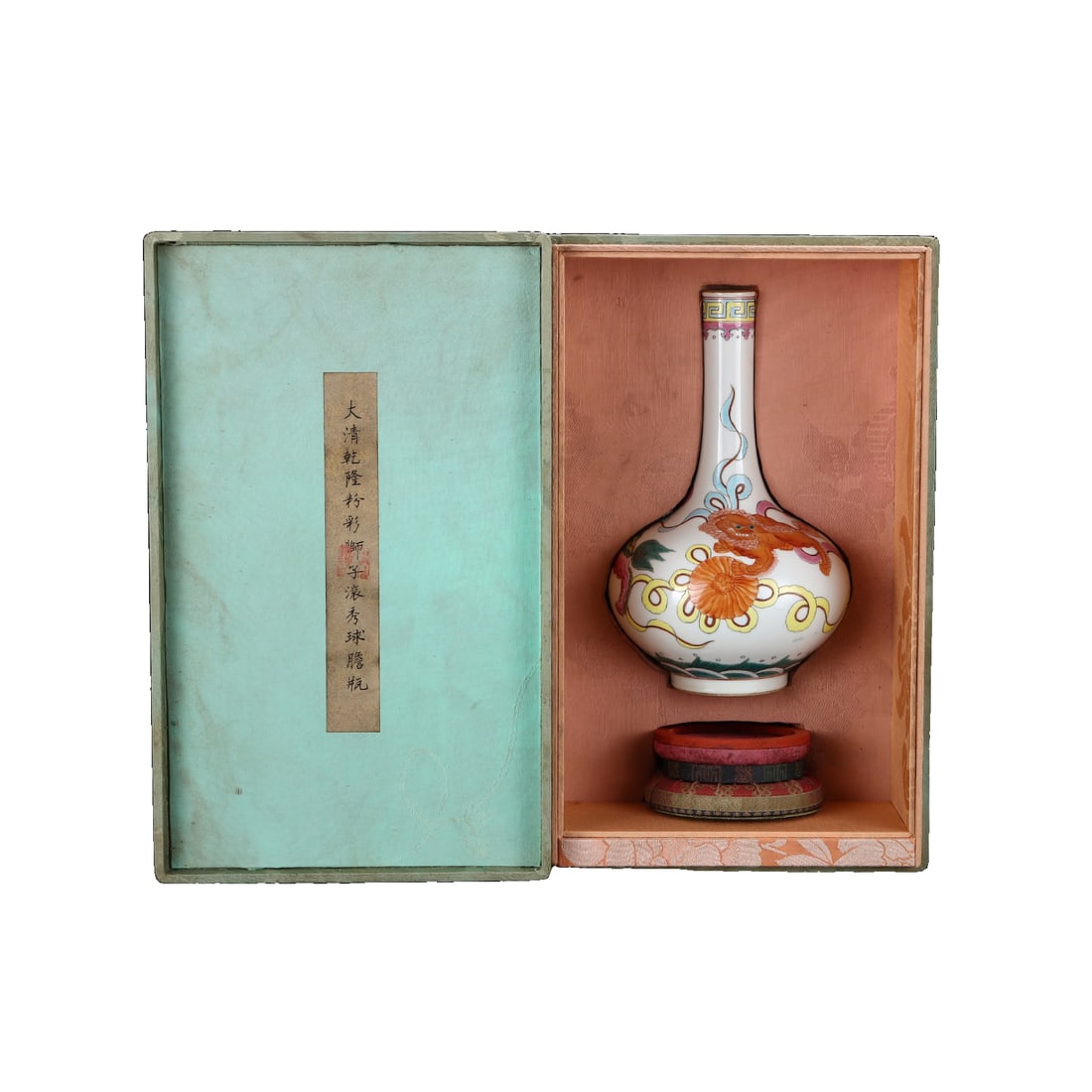 A Qianlong-marked famille rose lion-shaped vase with a spherical shape: Qianlong-marked famille rose lion-shaped vase, height: 23.7 cm. Belly diameter: 14.7 cm