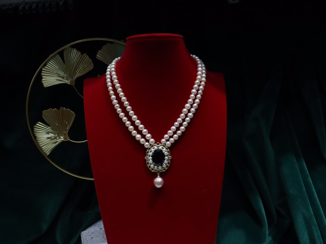 Natural Color Pearl Necklace: This necklace features natural color pearls, with a diameter of approximately 6-7mm, showcasing a strong luster. The pearls are near-round with slight blemishes that do not affect the overall beauty.