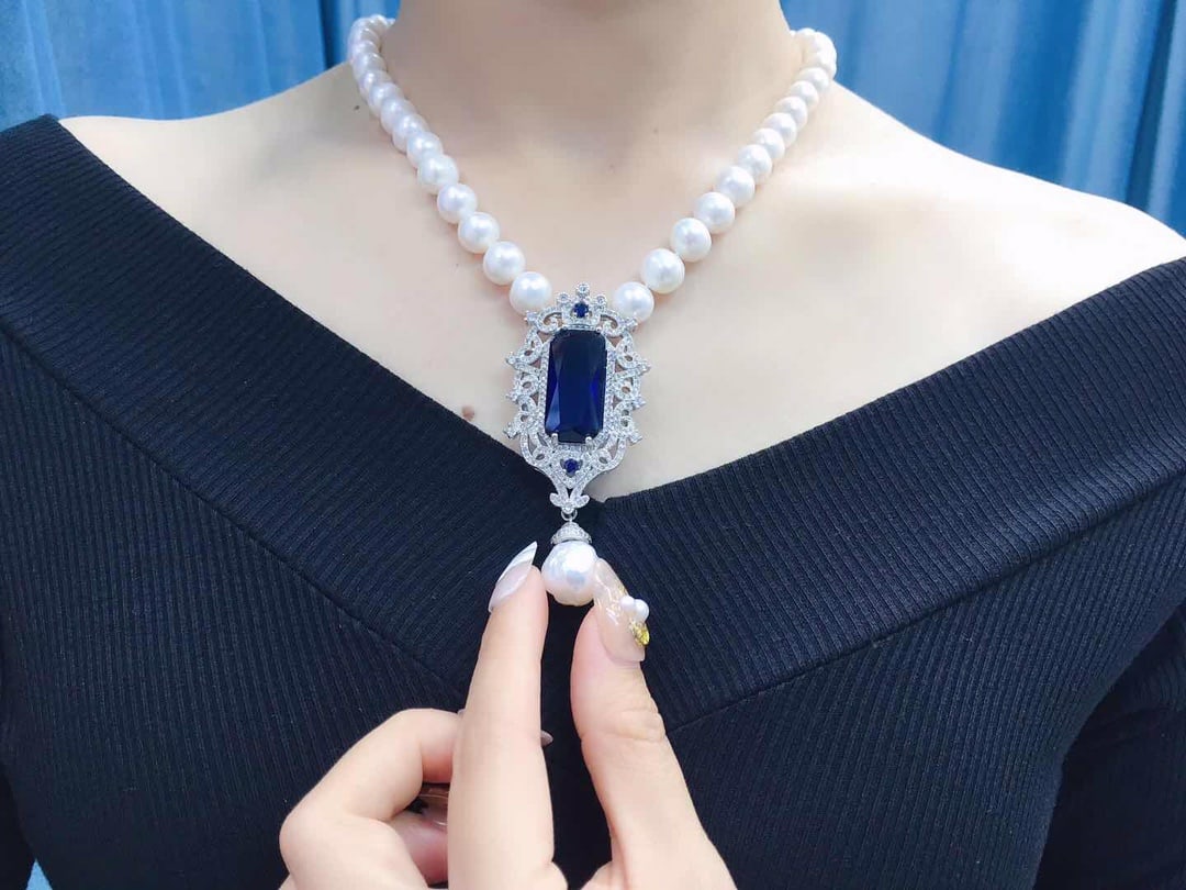 Natural White Pearl Necklace: This natural white pearl necklace is renowned for its noble temperament and French style. The pearls are nearly round, with strong luster and minimal blemishes, showcasing an elegant vintage court sty
