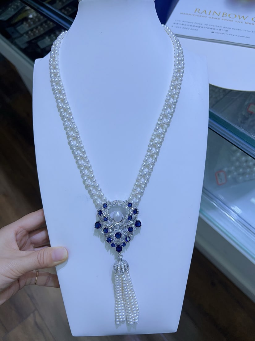 Natural White Pearl Necklace: This natural white pearl necklace features a multi-layer design that exudes elegance and nobility. The pearls' luster is as gentle as moonlight, perfect for pairing with various dresses to add endless