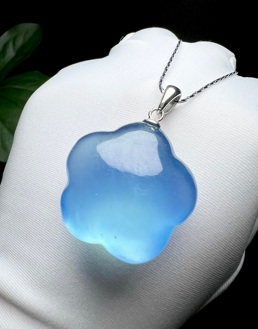 Natural Aquamarine Pendant: This pendant is renowned for its deep blue color and clear crystal, showcasing the natural charm of aquamarine. The use of old mine material adds to its preciousness, with ample water content that cap