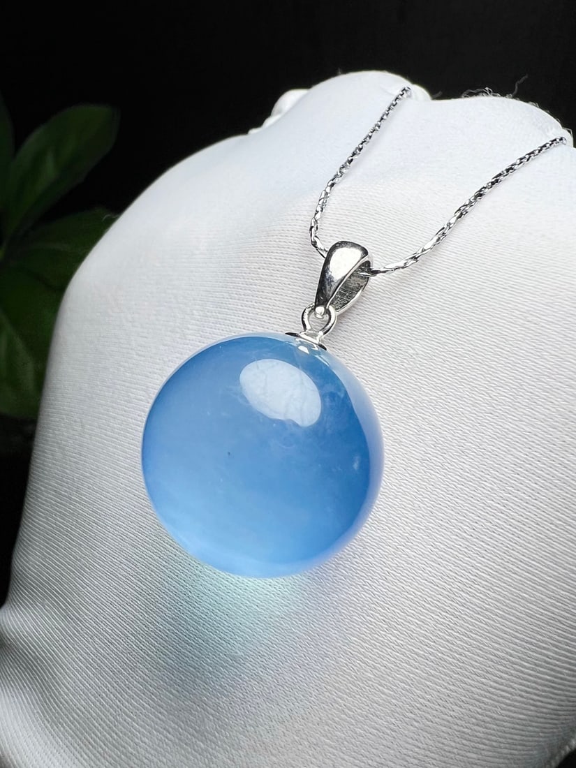 Natural Aquamarine Pendant: This natural aquamarine pendant is renowned for its ultra-blue hue and clean crystal. The use of old mine material gives it a unique charm, with ample water head, exuding a noble aura. Paired with a s