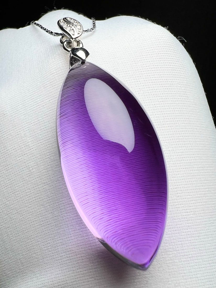 Natural Amethyst Pendant: This natural amethyst pendant features a transparent crystal, exuding an elegant and noble aura. With its unique color and luster, the amethyst becomes a precious collectible. Its exquisite design mak